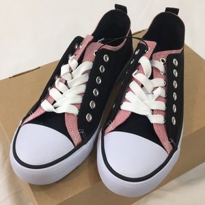 Twisted womans canvas double flap sneaker, size 10